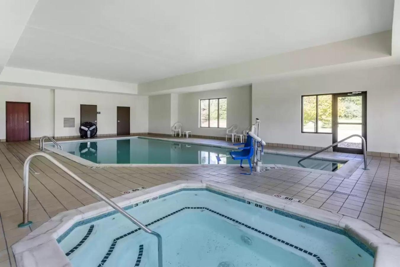 Comfort Inn & Suites Carbondale University Area Экстерьер фото
